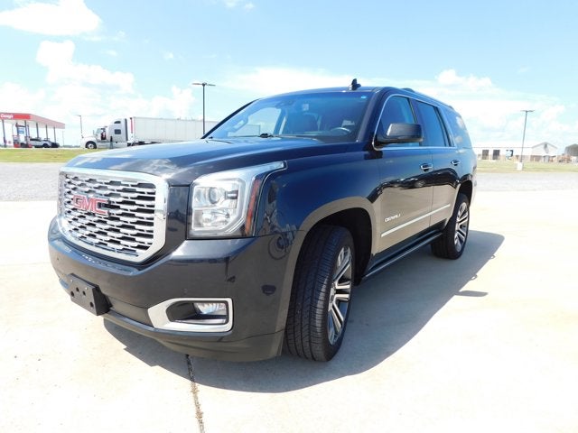 2020 GMC Yukon 4WD Denali in Carbon Black Metallic — front three-quarter view