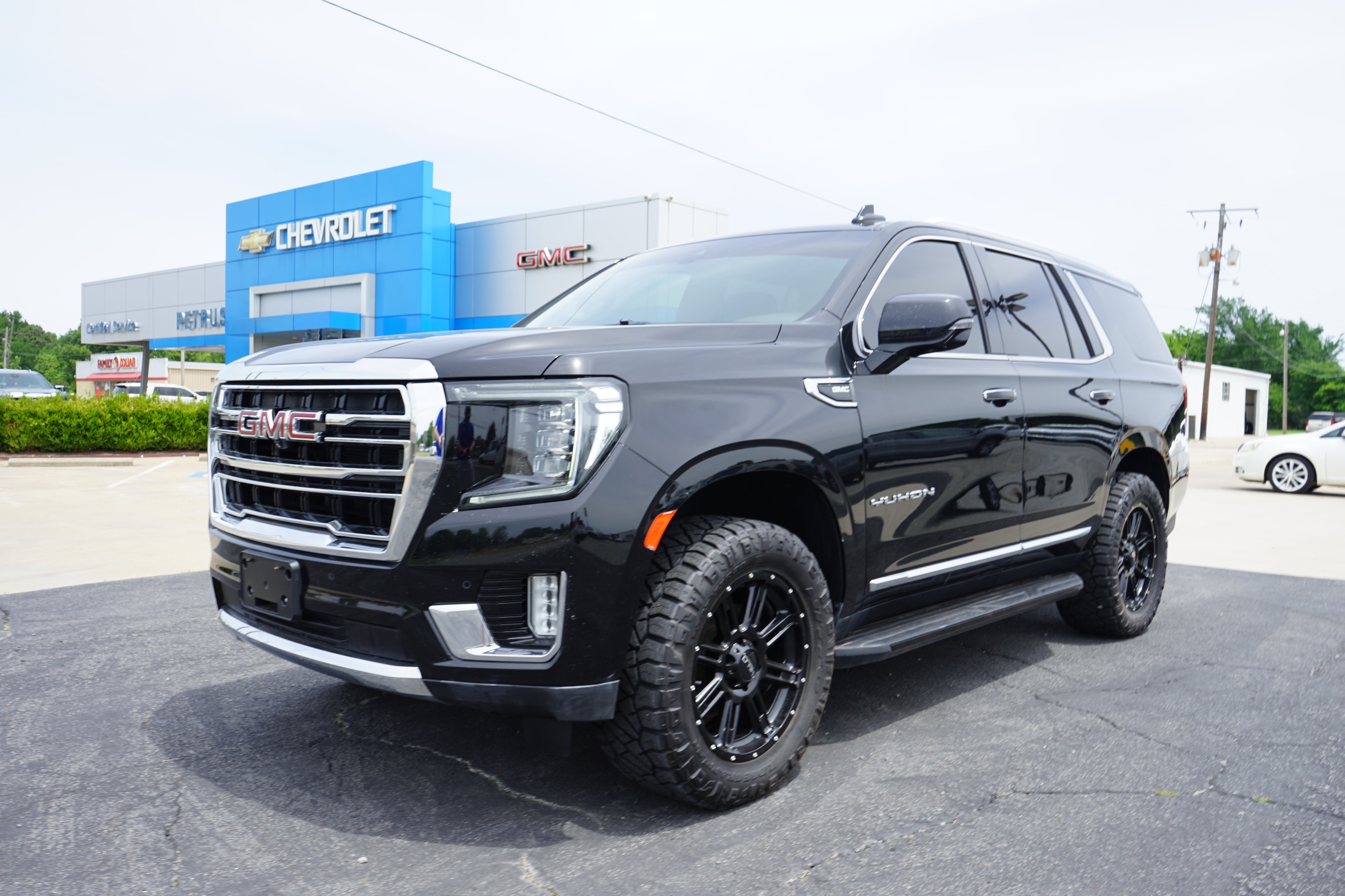 2021 GMC Yukon SLT in Onyx Black — front three-quarter view