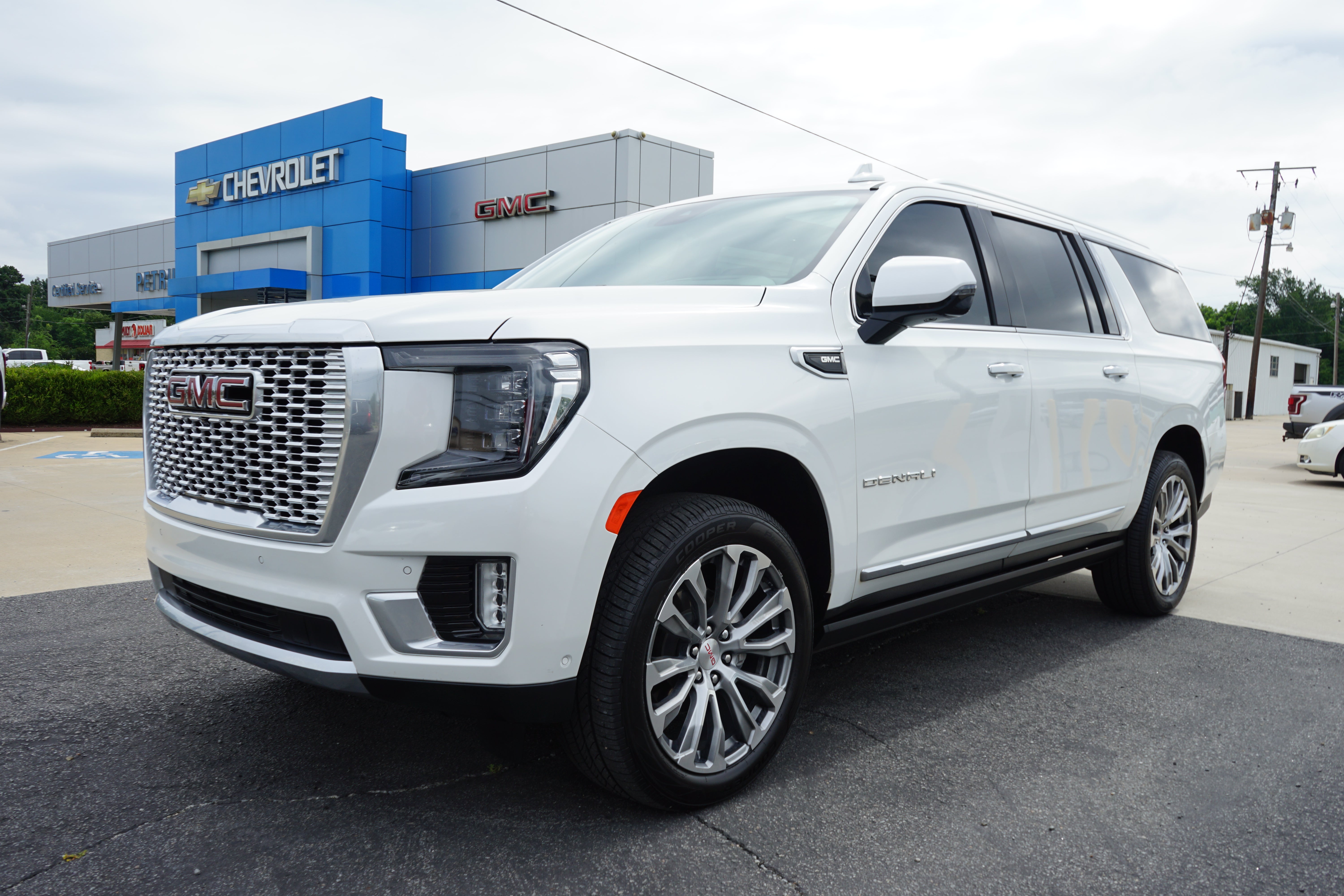 2024 GMC Yukon XL Denali in White Frost Tricoat — front three-quarter view