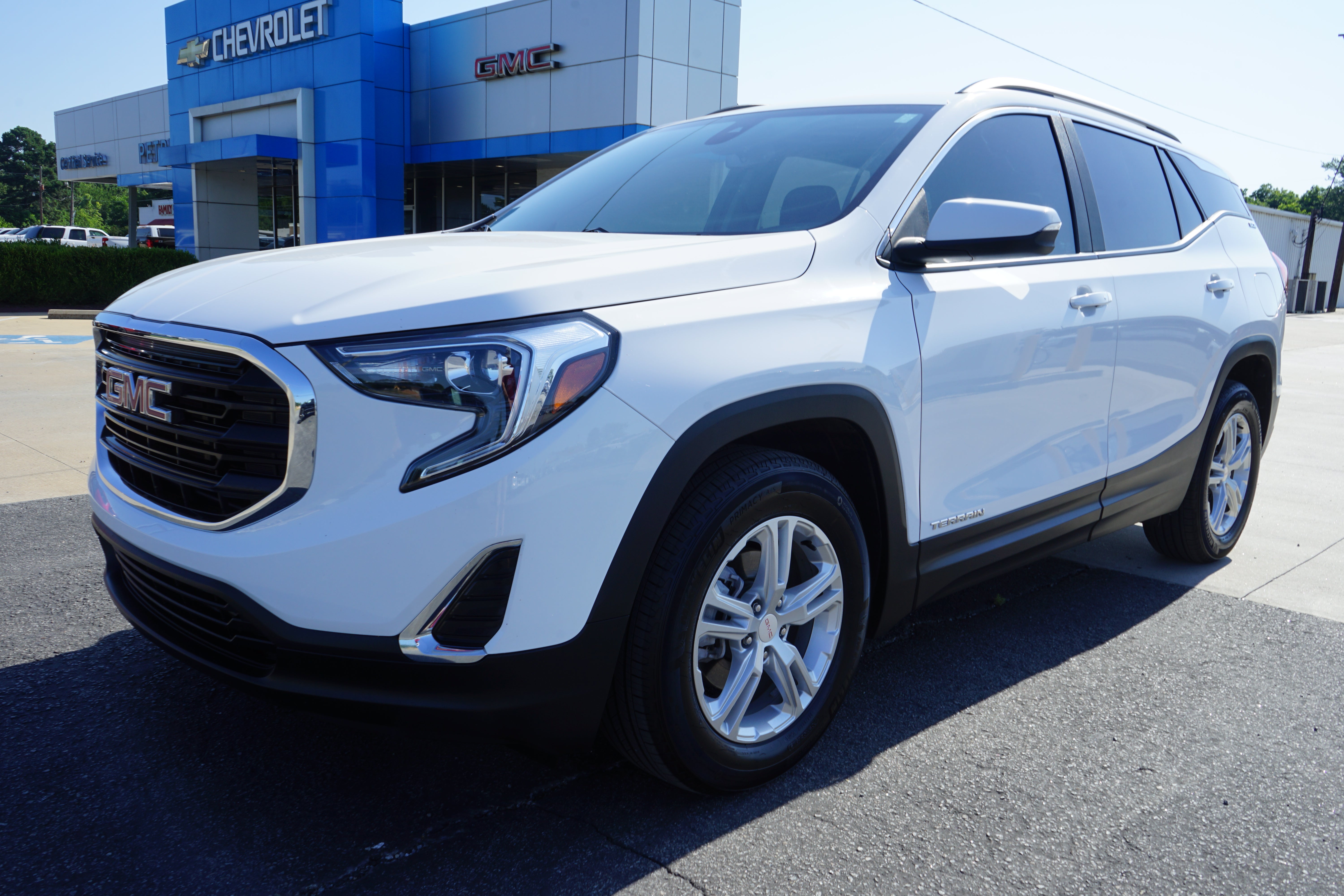2021 GMC Terrain SLE in Summit White — front three-quarter view